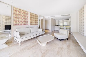 Premium Suite  with Whirlpool bath | Living area | 40-inch plasma TV with cable channels, TV, iPod dock