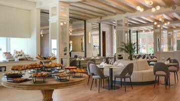 3 restaurants; breakfast, lunch, and dinner served