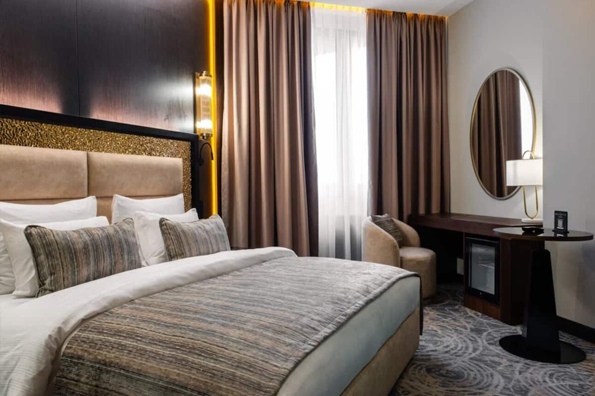 特級雙人房 | 迷你吧、房內夾萬、書桌、隔音