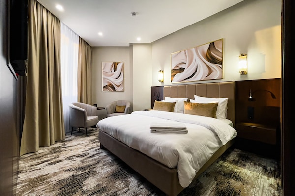 Kamar Keluarga | Minibar, brankas, meja kerja, dan kedap suara