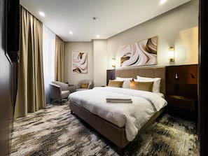 Junior Suite Premium | 1 bedroom, minibar, in-room safe, desk