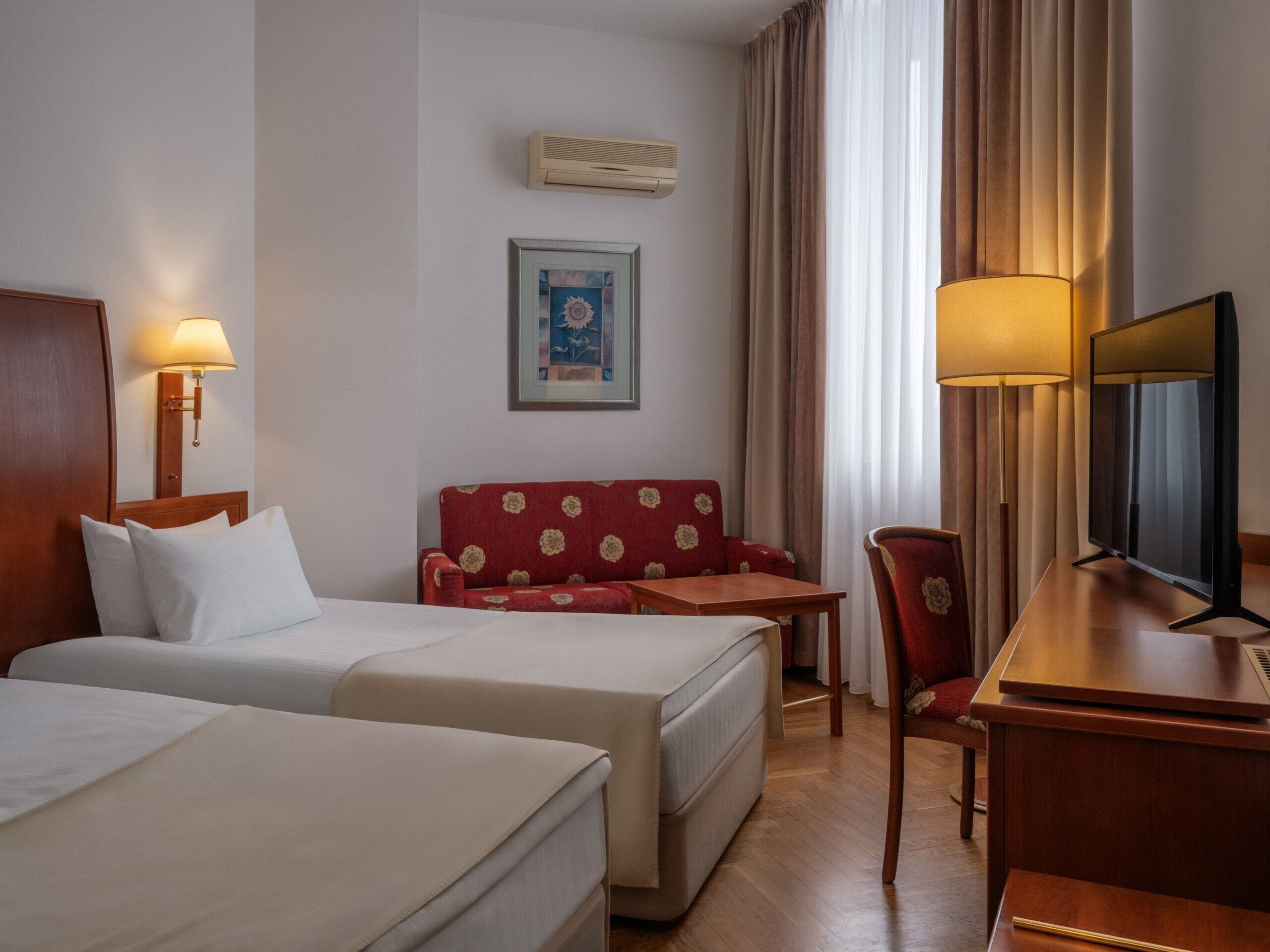 Economy Twin Room | Minibar, in-room safe, desk, soundproofing