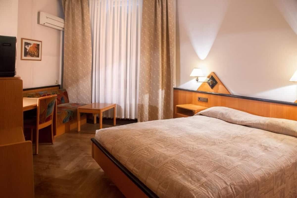 Minibar, safe på rommet, skrivebord og lydisolert