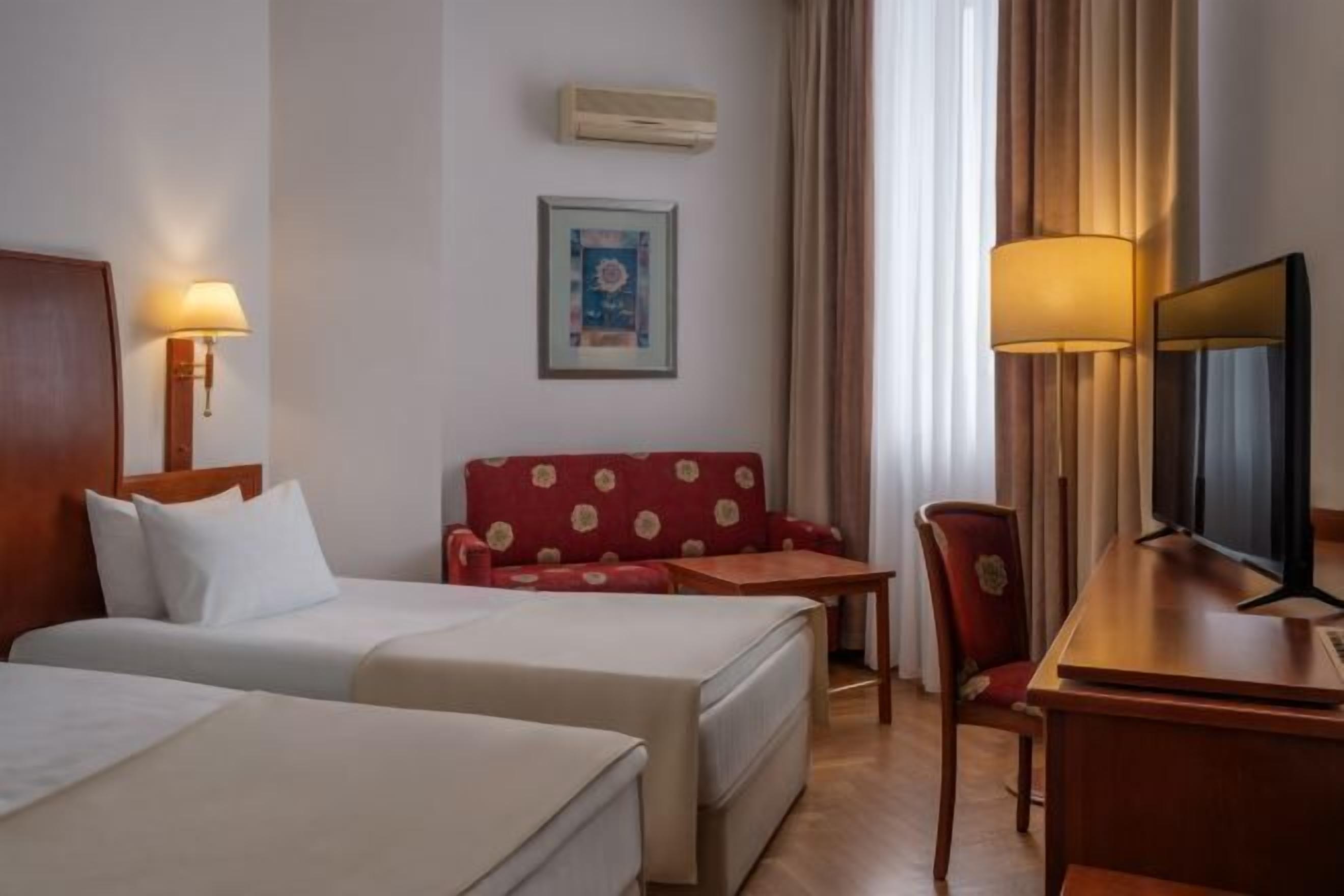 Minibar, caja de seguridad en la habitación y escritorio 