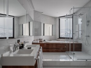 Suite majestueuse (King) | Salle de bain | Articles de toilette griffés, séchoir à cheveux, peignoirs, pantoufles