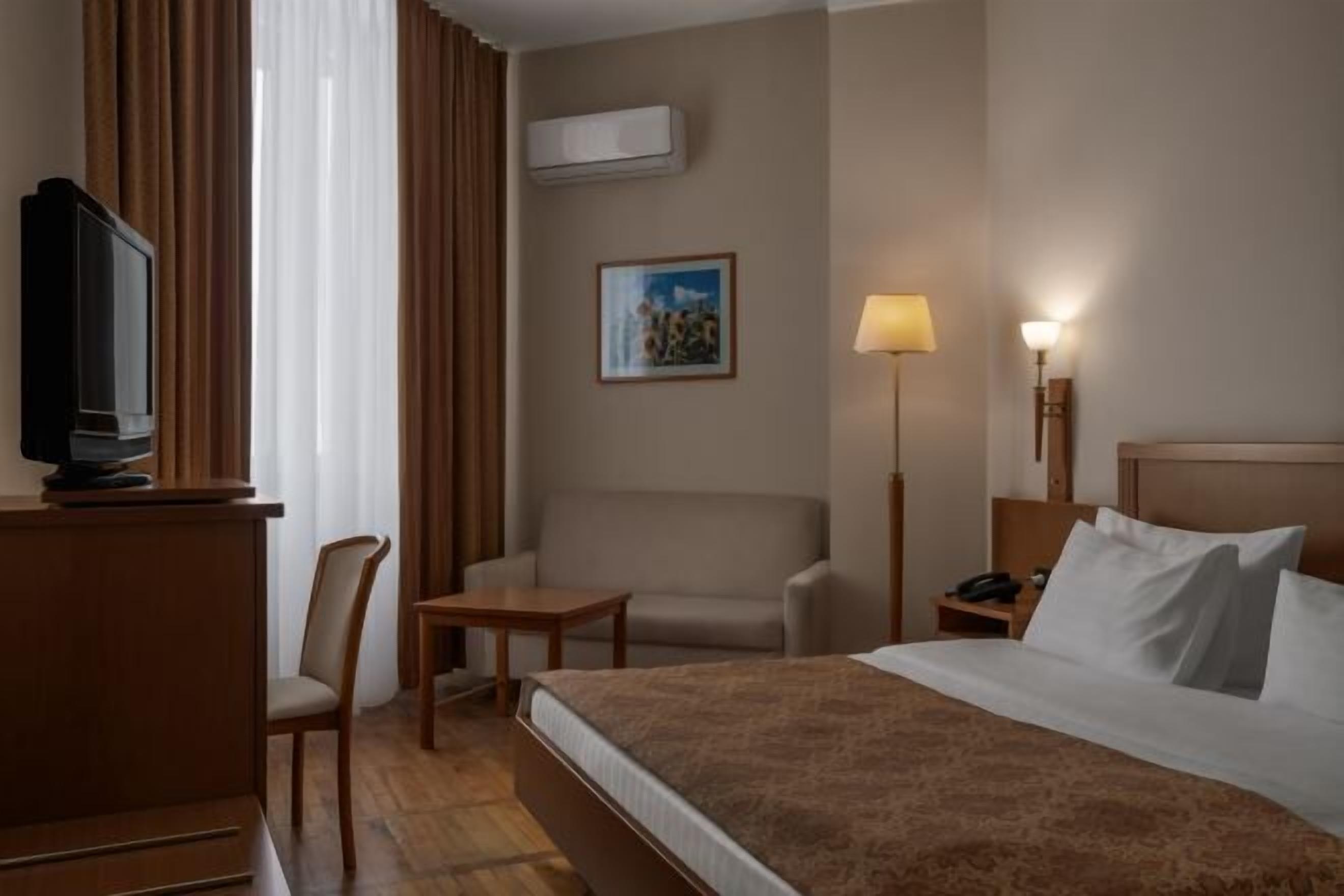 Minibar, caja de seguridad en la habitación y escritorio 