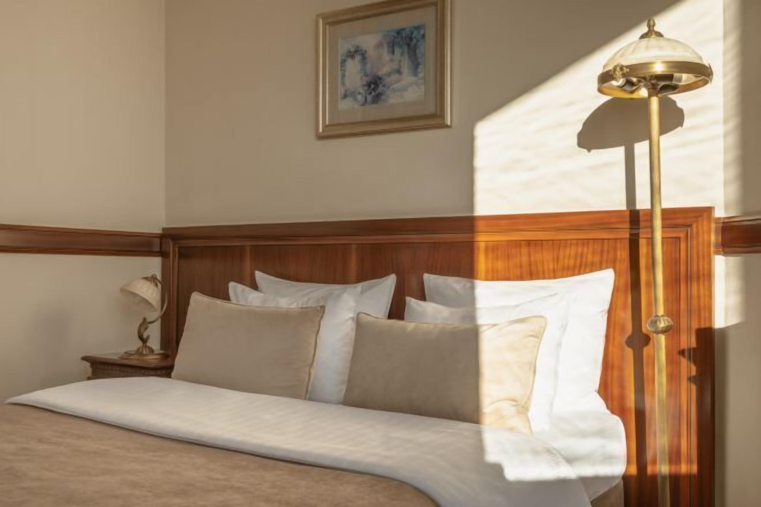 Minibar, caja de seguridad en la habitación y escritorio 