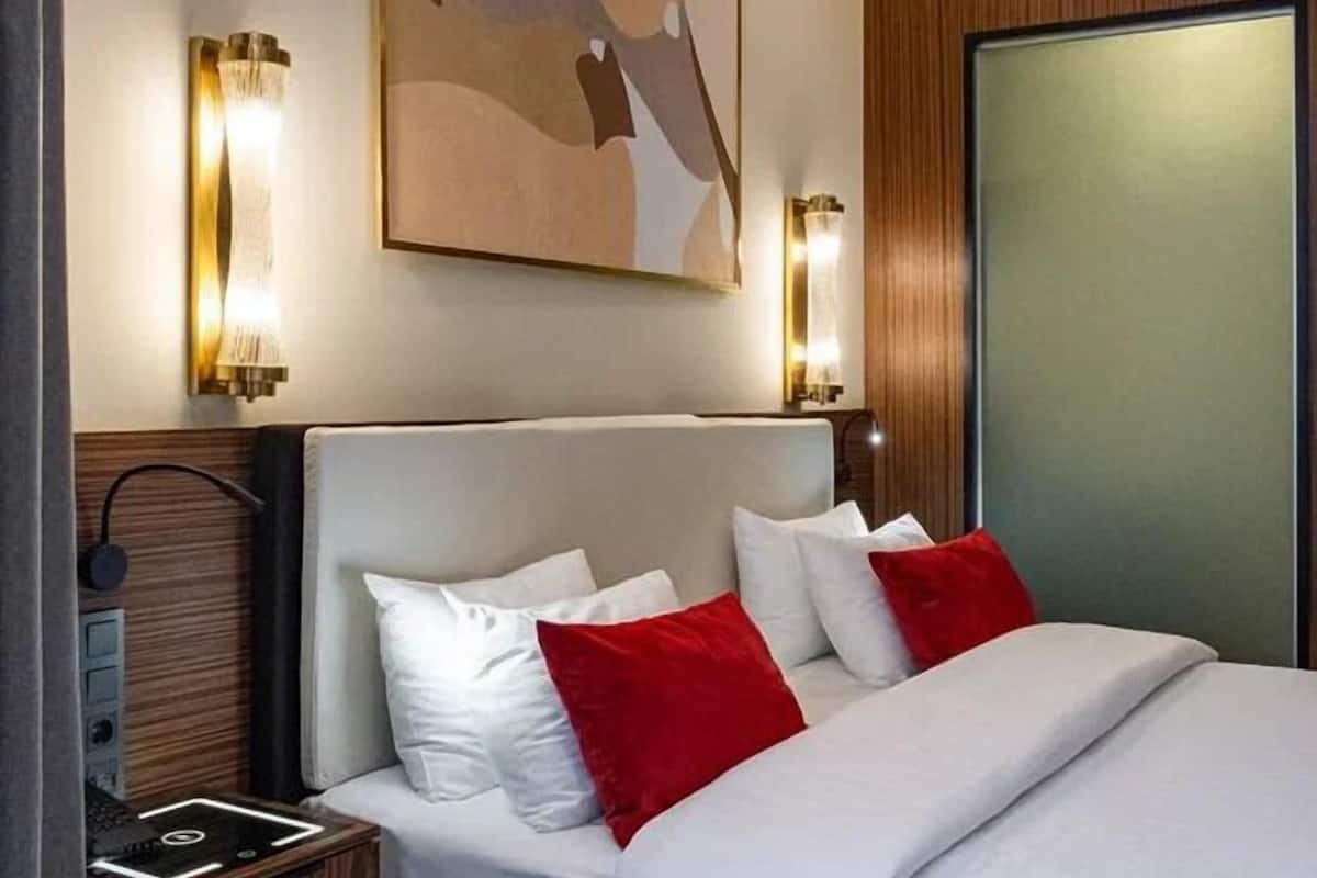 Queen Suite | 1 bedroom, minibar, in-room safe, desk