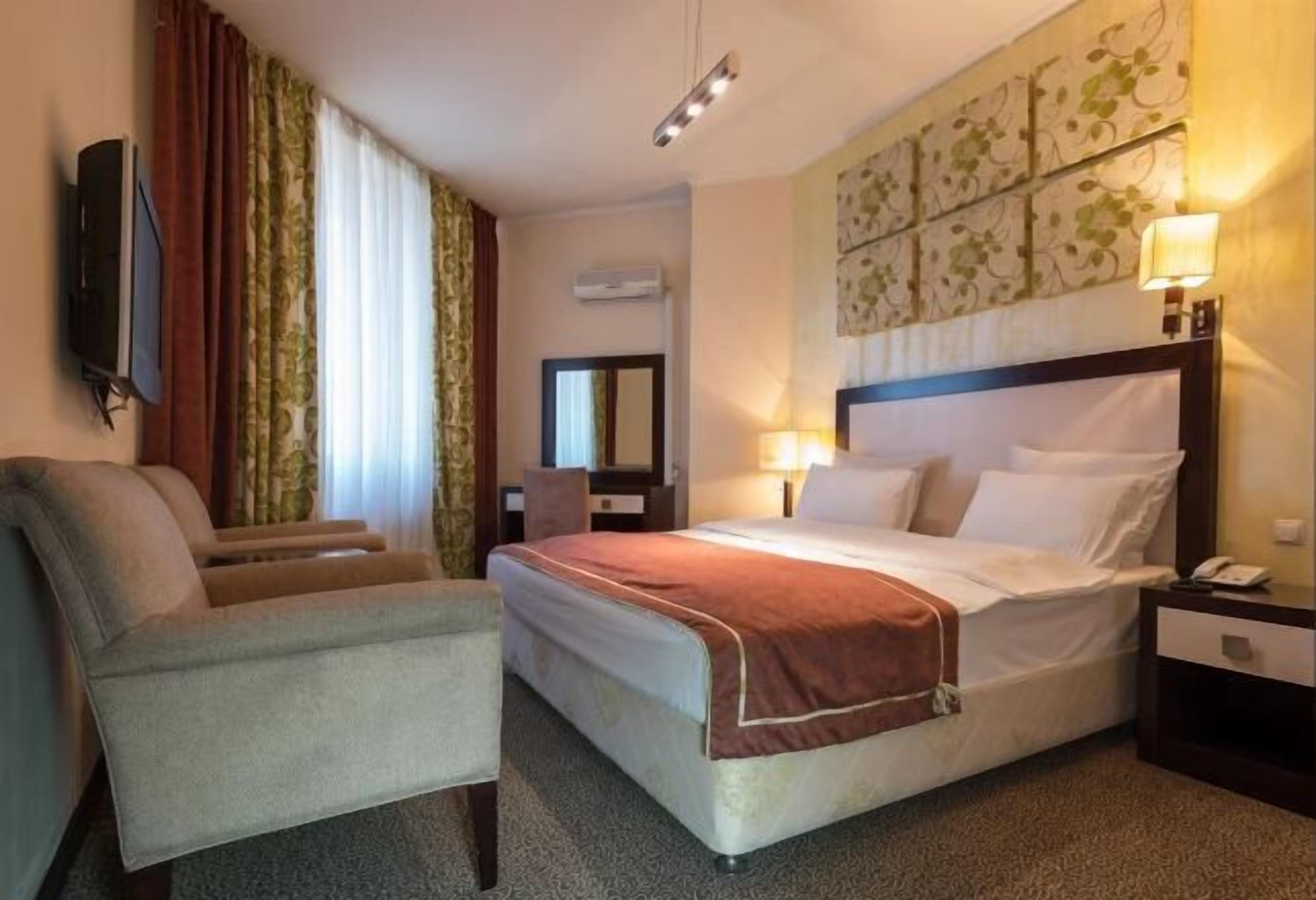 Minibar, Zimmersafe, Schreibtisch, schallisolierte Zimmer