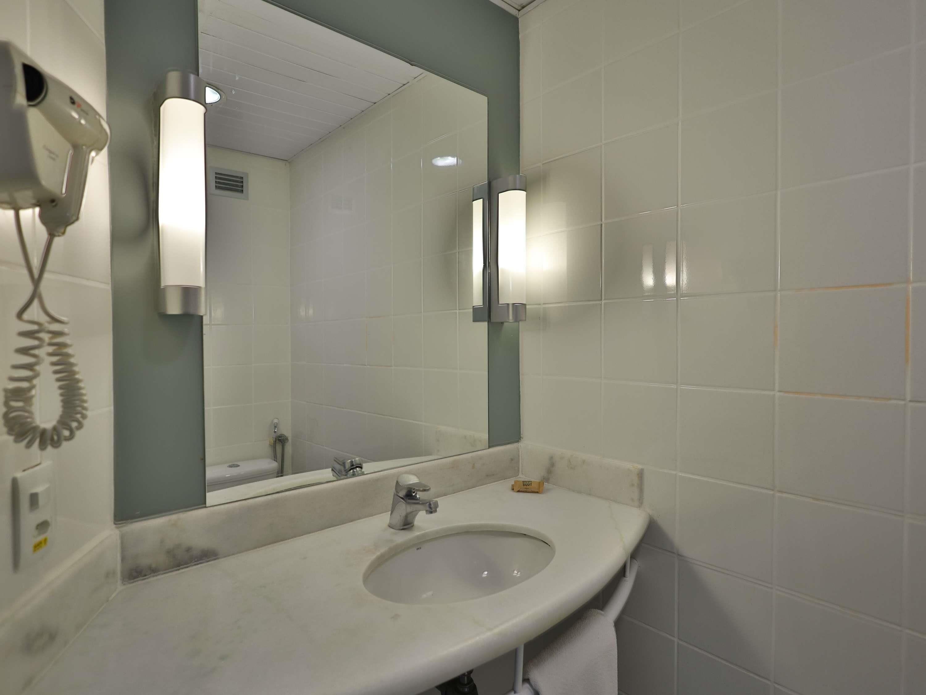 Skrivebord, lydisolert, wi-fi (inkludert) og sengetøy