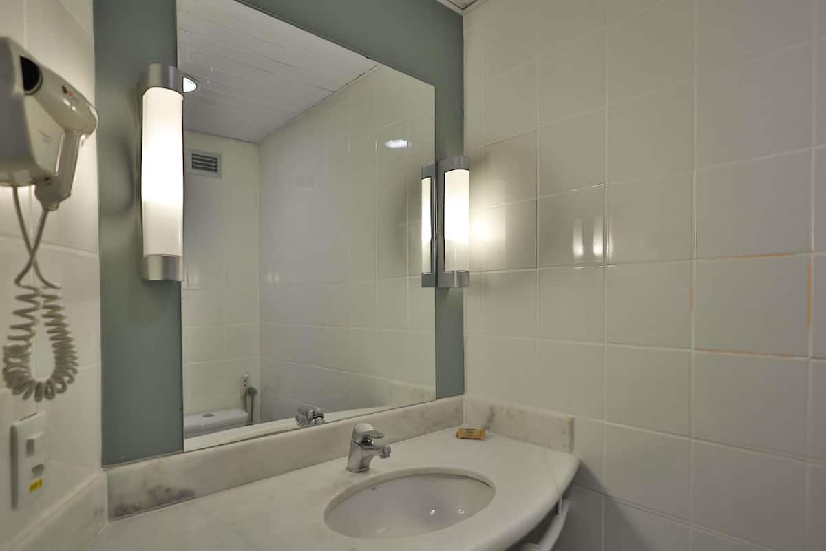 Desk, soundproofing, free WiFi, bed sheets