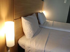 Desk, soundproofing, free WiFi, bed sheets