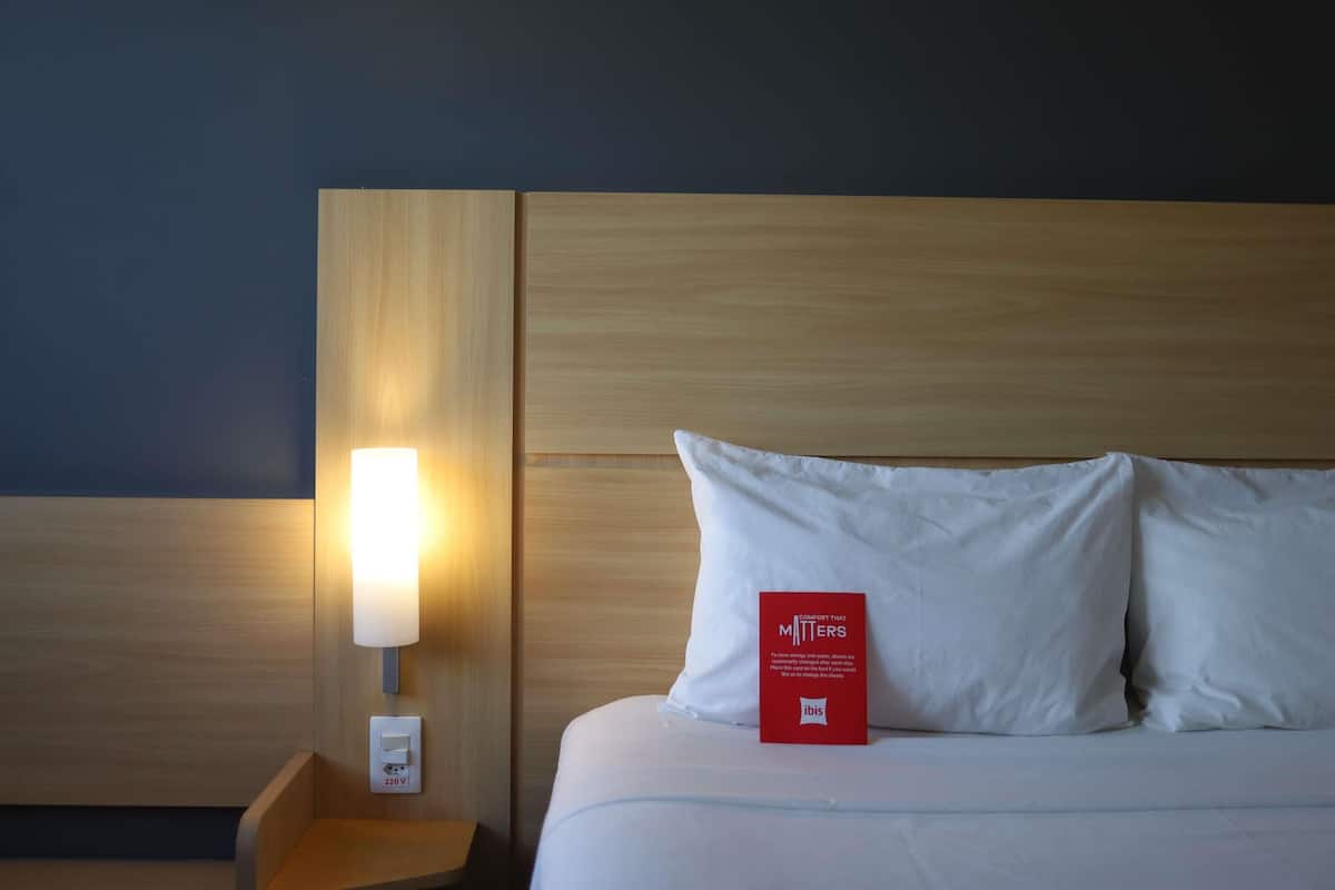 Desk, soundproofing, free WiFi, bed sheets