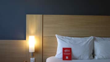 Escritorio, sistema de insonorización, wifi gratis y ropa de cama