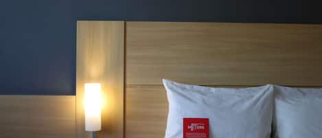 Desk, soundproofing, free WiFi, bed sheets