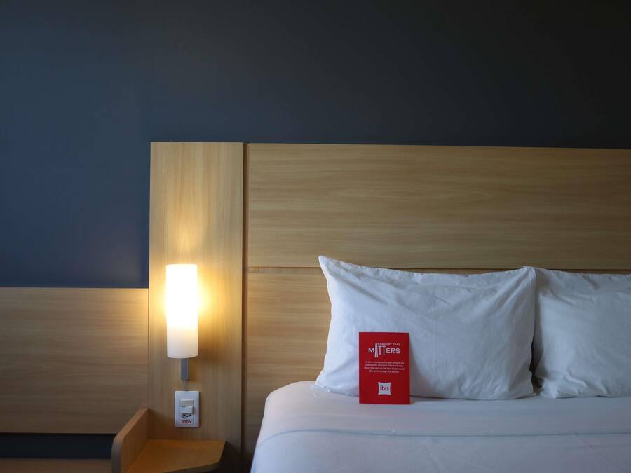 Desk, soundproofing, free WiFi, bed sheets