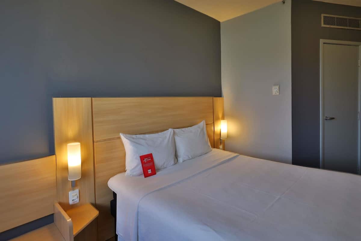 スタンダード ルーム ベッド (複数台) | デスク、防音設備、WiFi (無料)、ベッドシーツ