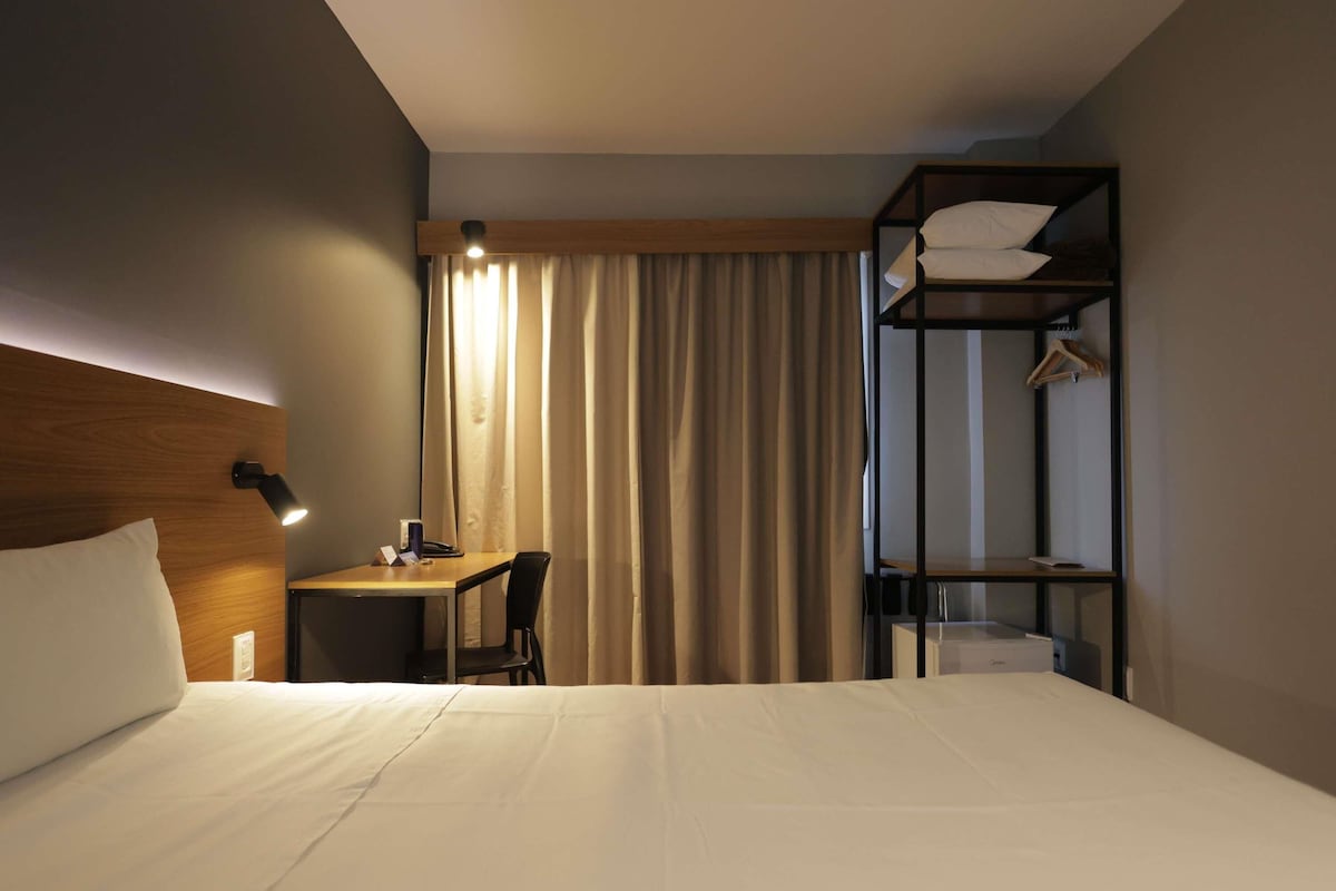 Desk, soundproofing, free WiFi, bed sheets