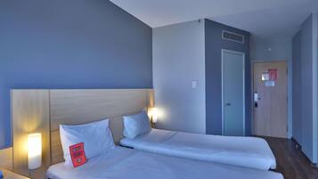 Apartamento standard, 2 camas de solteiro | Escrivaninha, quartos à prova de som, Wi-Fi de cortesia, roupa de cama