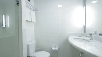 Un baño con inodoro, lavabo y espejo.