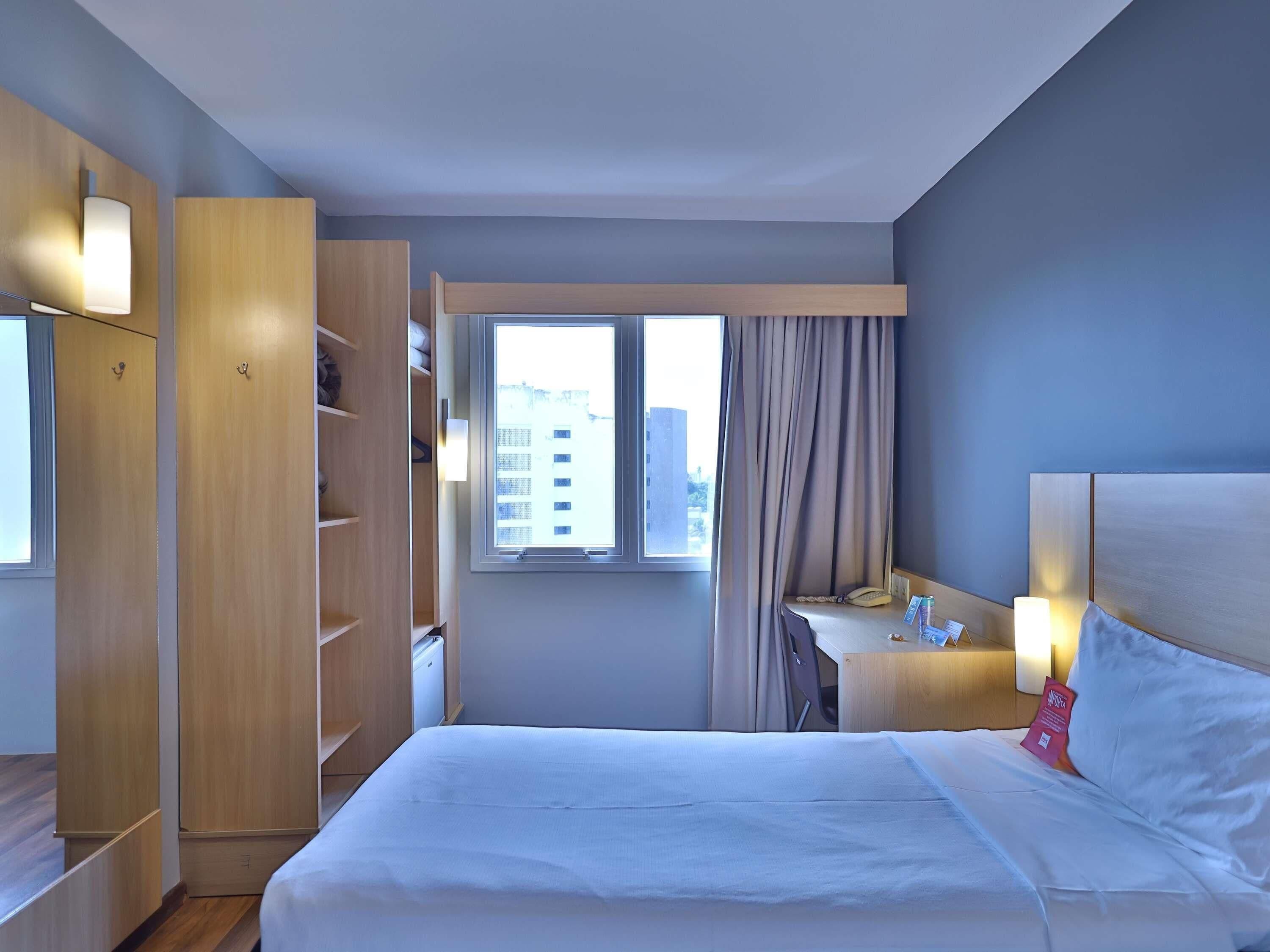 Desk, soundproofing, free WiFi, bed sheets