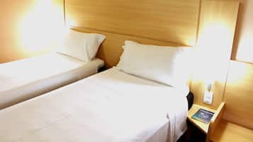 Escrivaninha, quartos à prova de som, Wi-Fi de cortesia, roupa de cama