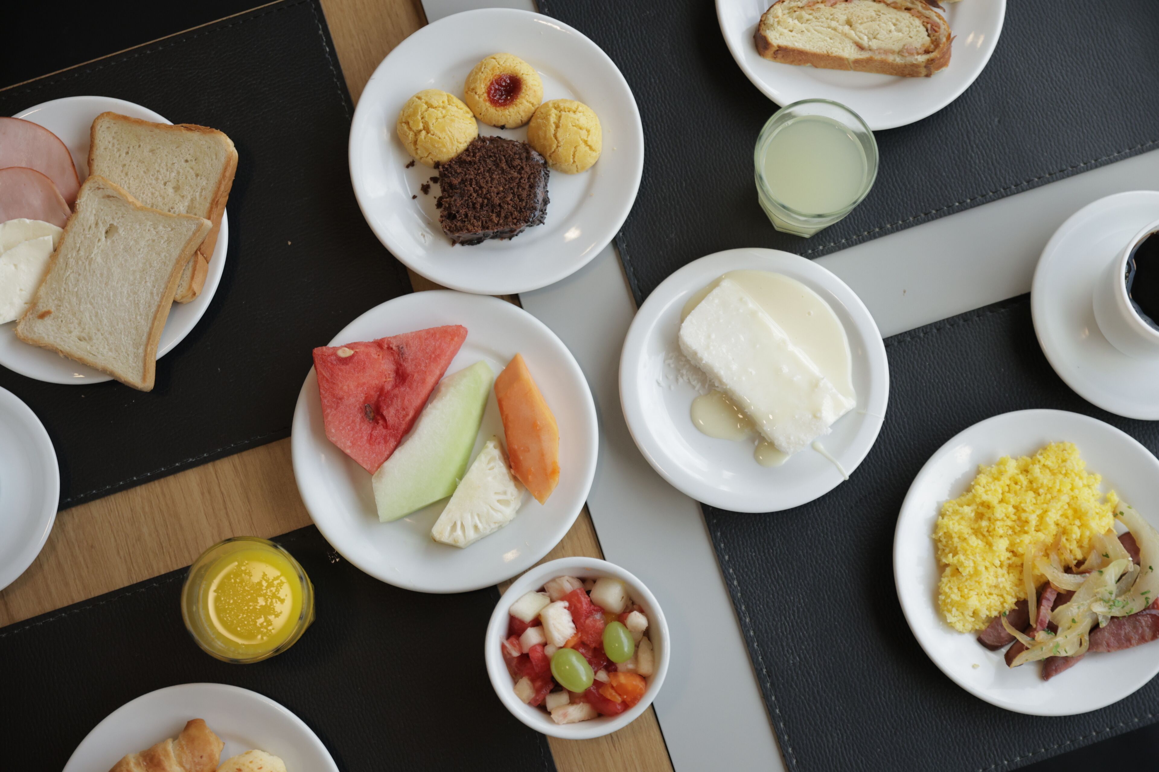 Un bufé de desayuno con diversas opciones de comida y bebidas.