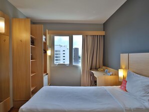 Desk, soundproofing, free WiFi, bed sheets