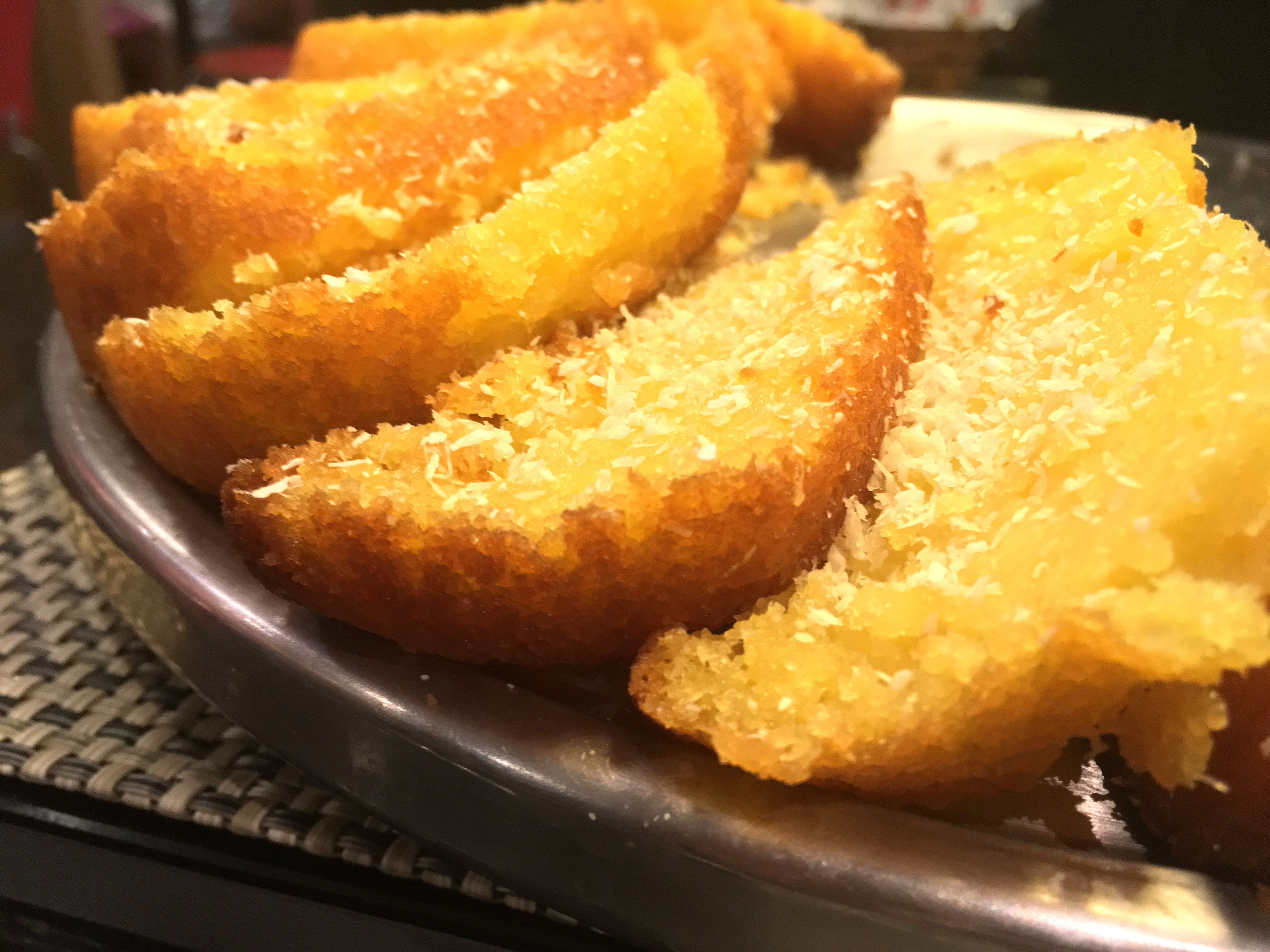 Primer plano de alimentos fritos de color dorado y marrón sobre un plato.
