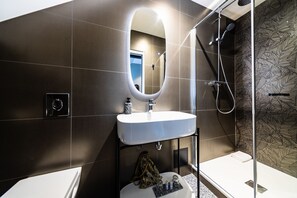 Standaard tweepersoonskamer | Badkamer | Gratis toiletartikelen, een haardroger, handdoeken