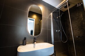 Standard Double Room | Bathroom | Free toiletries, hair dryer, towels - Hotel Paulette (Rouen)