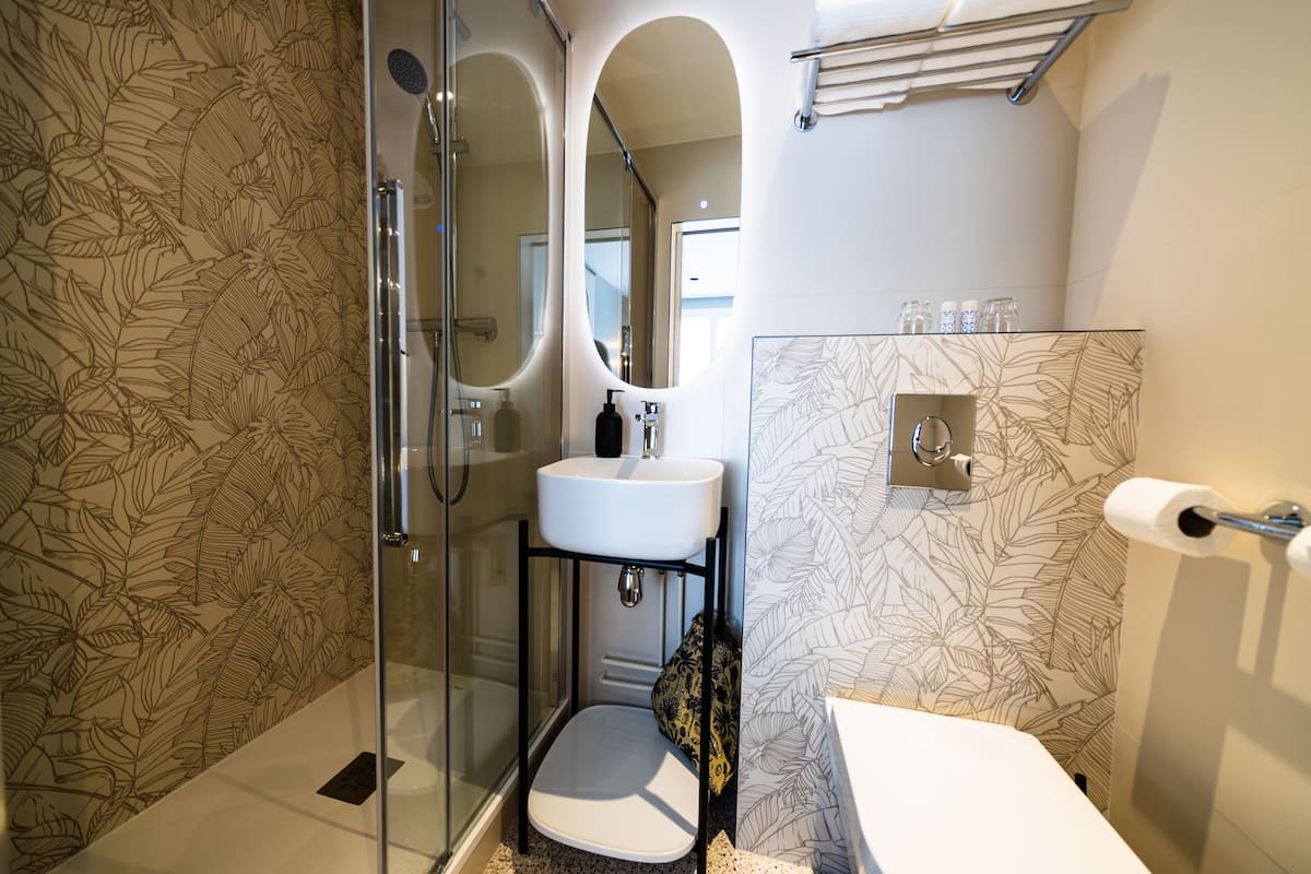 Chambre Standard avec lits jumeaux | Salle de bain | Articles de toilette gratuits, sĂšche-cheveux, serviettes fournies