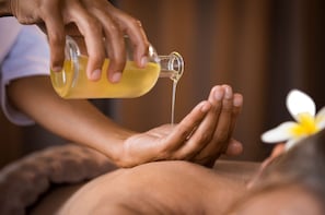 Massagens na praia, manicure e pedicure