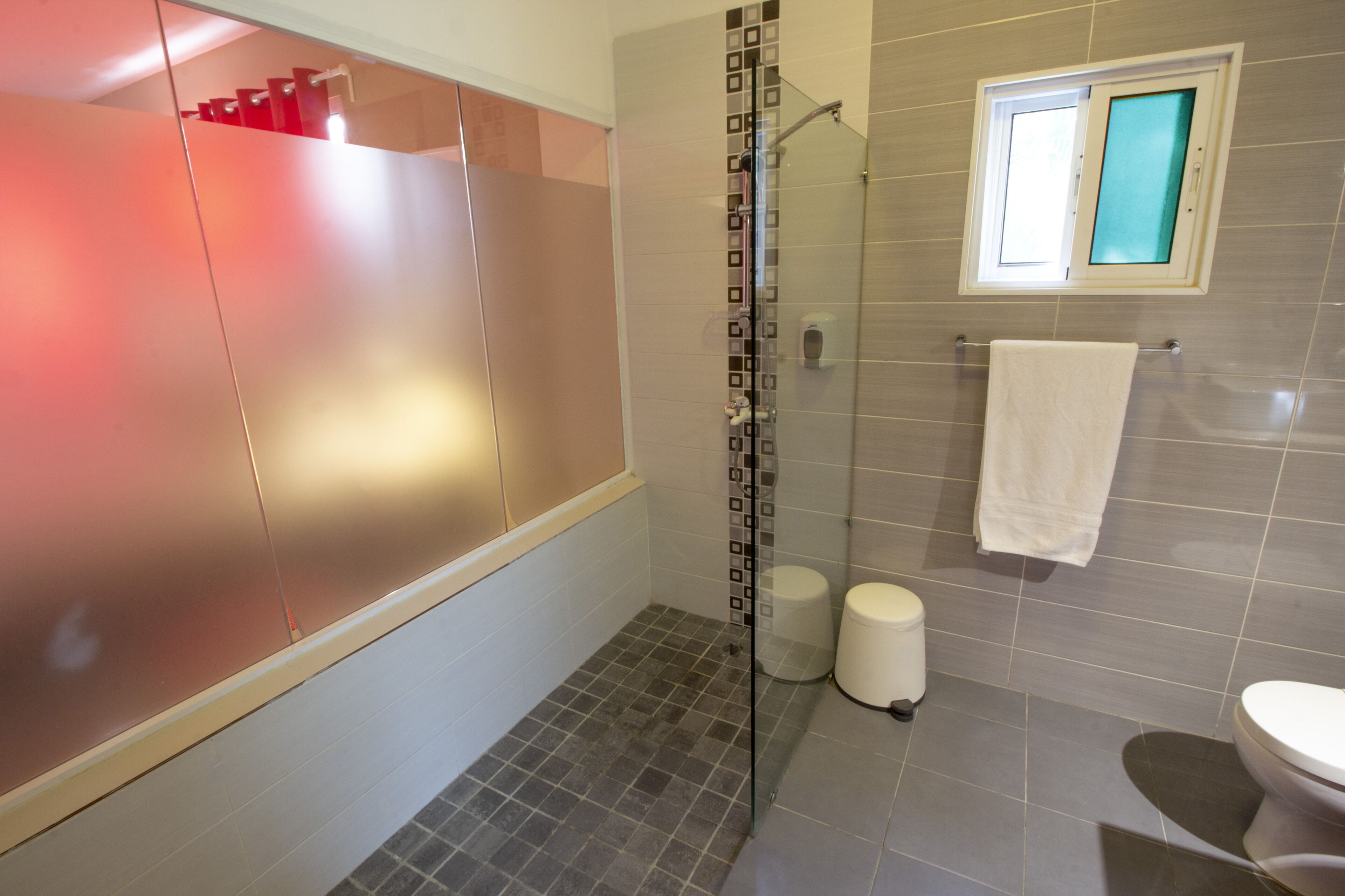 Ein modernes Badezimmer mit Duschkabine, Toilette und Waschbecken.
