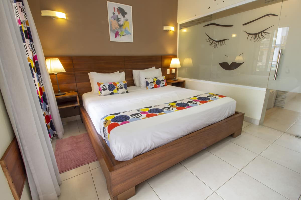 Comfort-Doppelzimmer, 1 King-Bett, Poolzugang, Erdgeschoss | Minibar, Zimmersafe, individuell dekoriert, individuell eingerichtet