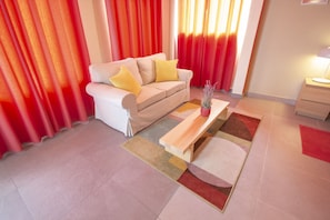 Quarto superior, terraço, no pátio | Área de estar | TV LCD 32 polegadas com canais a cabo, TV