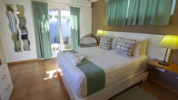 Comfort tweepersoonskamer, 1 queensize bed, balkon, aan het zwembad | Een minibar, een kluis op de kamer, individueel gedecoreerd