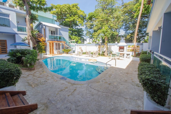Piscina externa, guarda-sóis, espreguiçadeiras