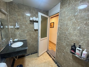 Deluxe Suite Triple | Bathroom | Bathtub, free toiletries, hair dryer, bathrobes
