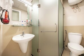 Chambre Supérieure, 2 lits une place | Salle de bain | Baignoire, articles de toilette gratuits, sèche-cheveux, peignoirs