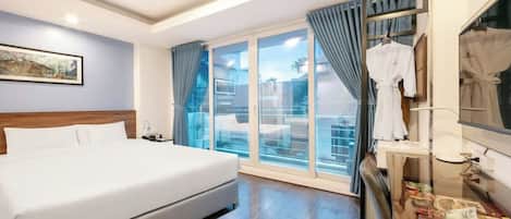 Deluxe Double Room | Minibar, in-room safe, blackout drapes, iron/ironing board