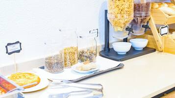 Un buffet de petit-déjeuner proposant une variété d’aliments et de plats.