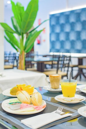 Café da manhã com buffet todos os dias mediante uma taxa