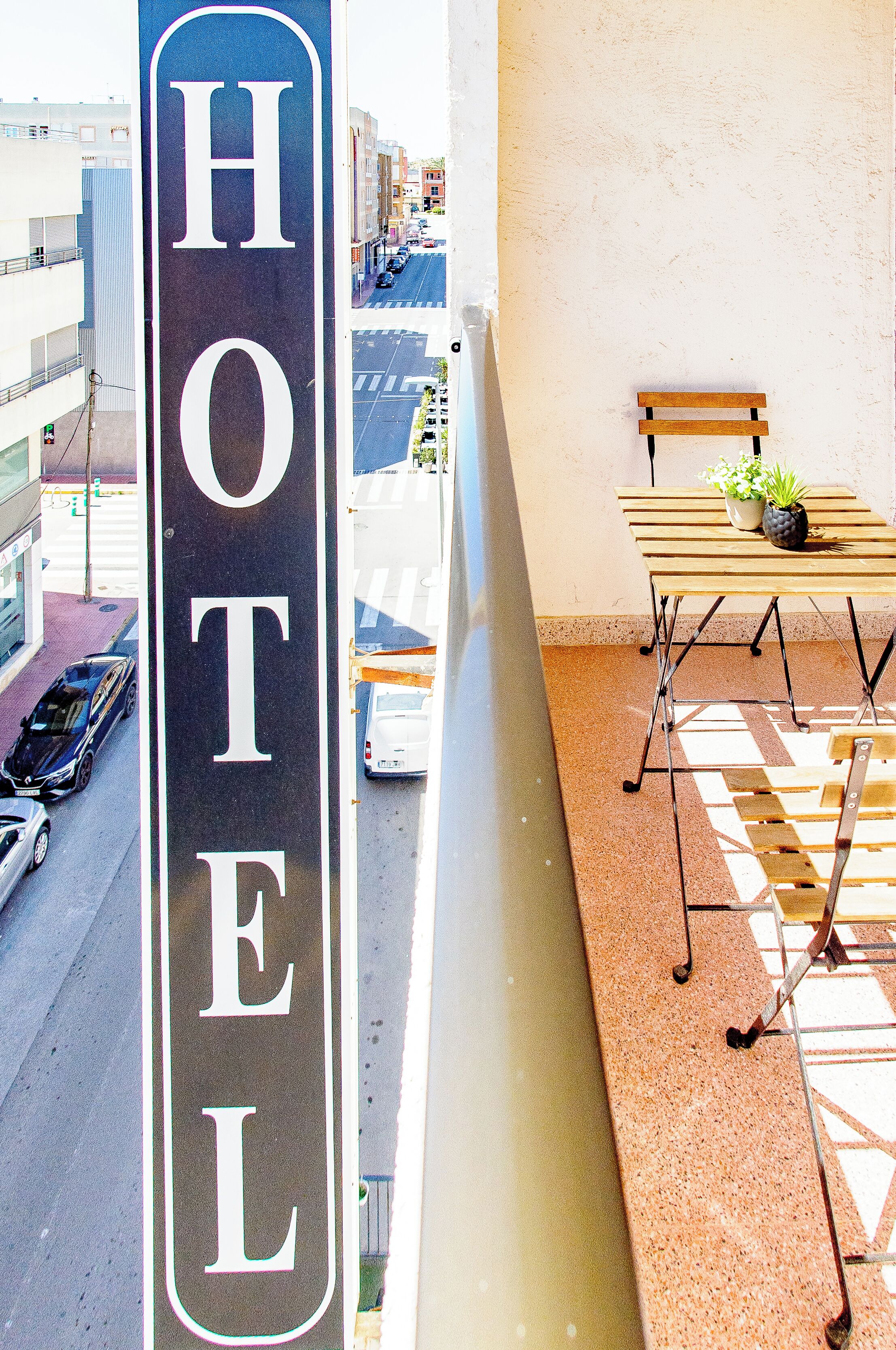 En hotellskylt med ordet ”HOTEL” skrivet med stora bokstäver.