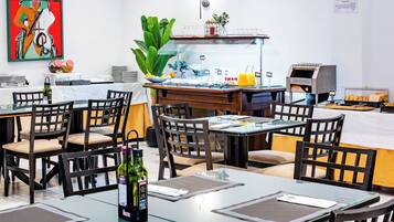 Dagelijks ontbijtbuffet (EUR 9.50 per persoon)