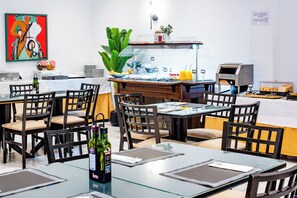 Daily buffet breakfast (EUR 9.50 per person)