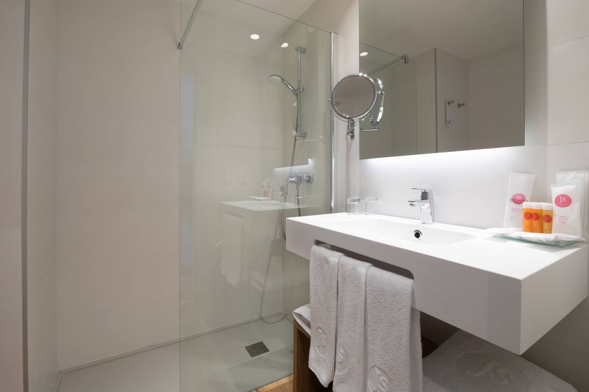 shower, free toiletries, hair dryer, towels