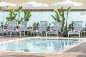 Piscine extérieure (ouverte en saison), parasols de plage