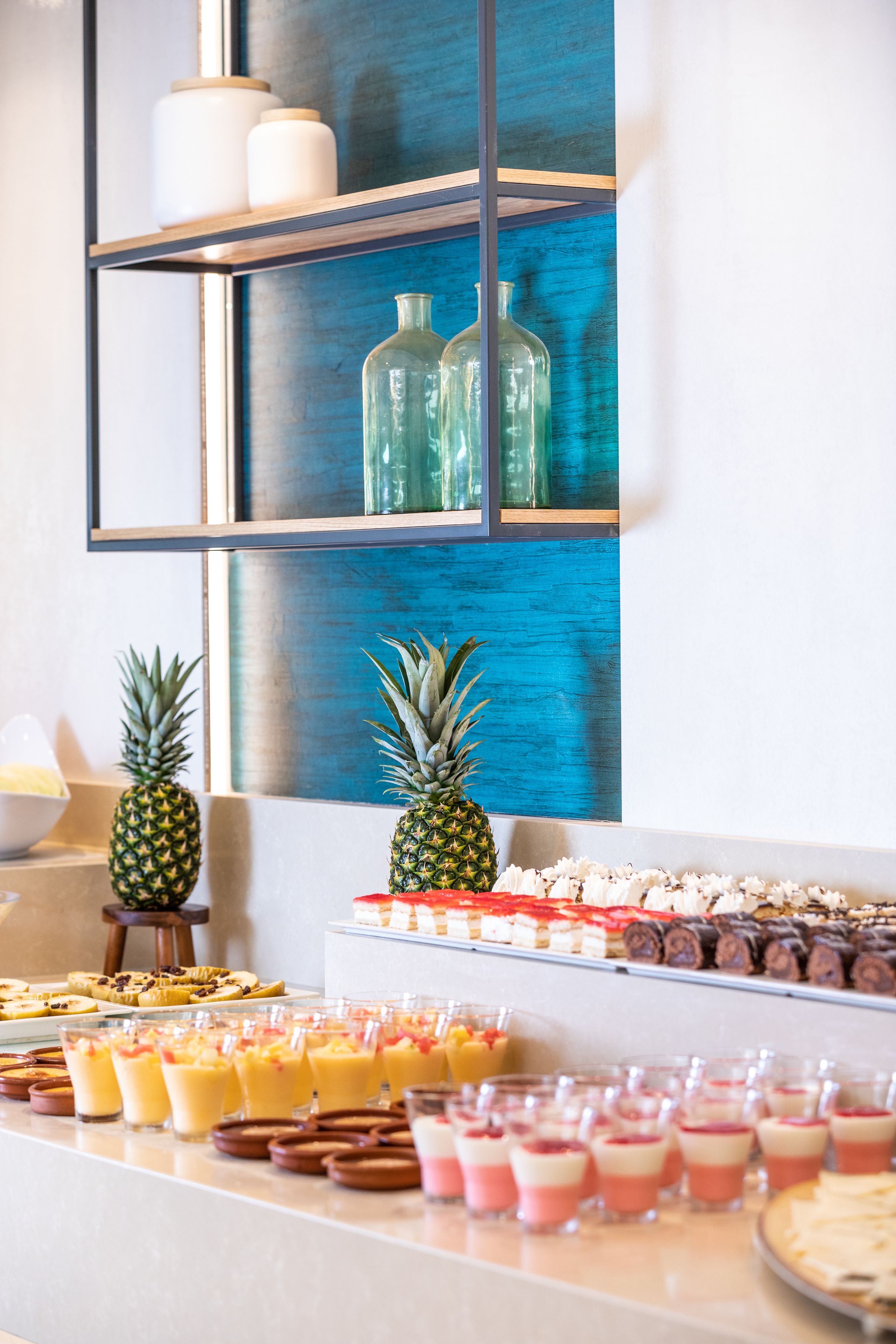 Un bufé con diversos postres y frutas tropicales.