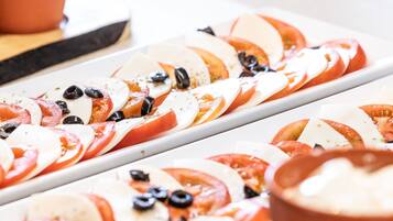 Un plato rectangular blanco con una composición de alimentos en capas.